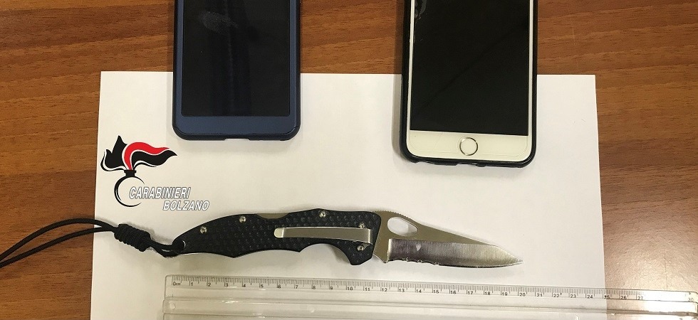 Gira con un coltello con lama da 8 centimetri, ruba un cellulare e picchia un 20enne, arrestato un 19enne